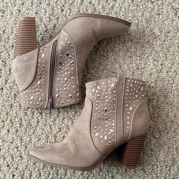 Jennifer Lopez Studded Taupe Suede Ankle Boots - Women’s 8.5 - Picture 10 of 15